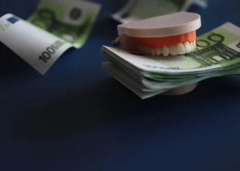 أنواع زراعة الأسنان وأسعارها: أيّها الأفضل لك؟