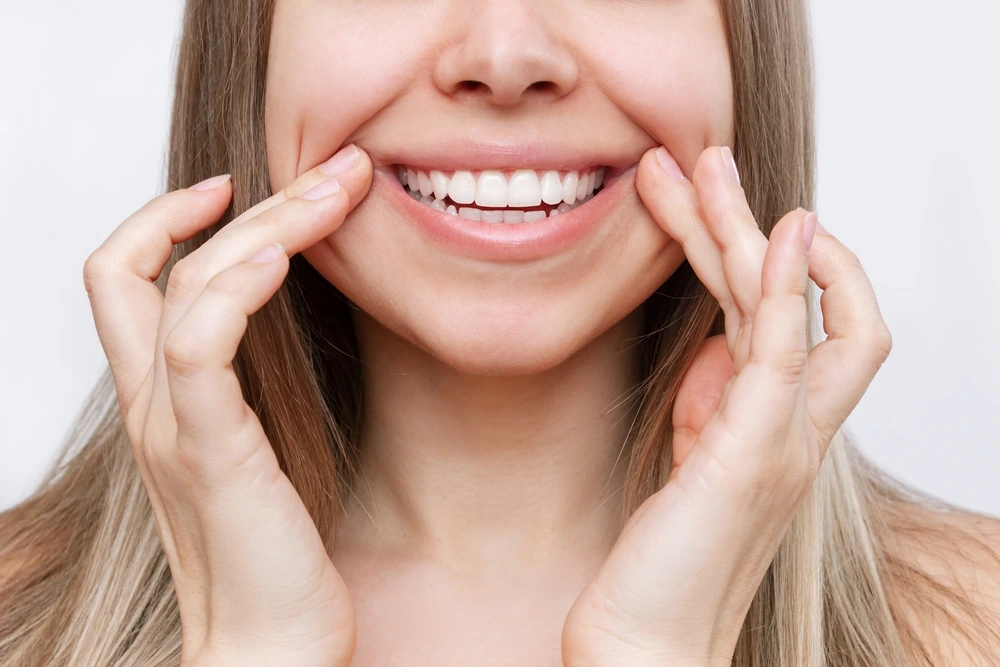 Hollywood Smile vs Natural Smile