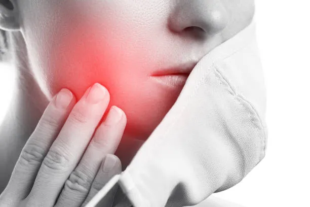 ألم ما بعد زراعة الأسنان الأسباب، المدة، والحلول