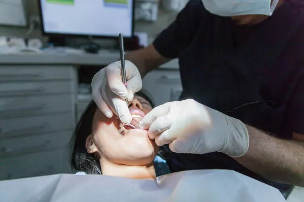 هل عملية زراعة الأسنان مؤلمة؟ قبل وأثناء وبعد الزراعة