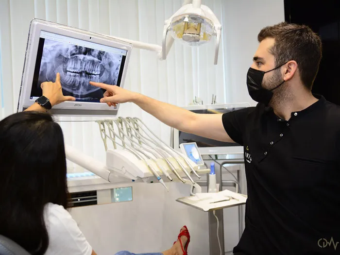 Spc. Dr. Oğuzhan Sunar at Prof Clinic and His Experience in Dental Implants and Periodontal Treatments 3 The Doctor’s Approach to Educating Patients Before Dental Implant Treatment