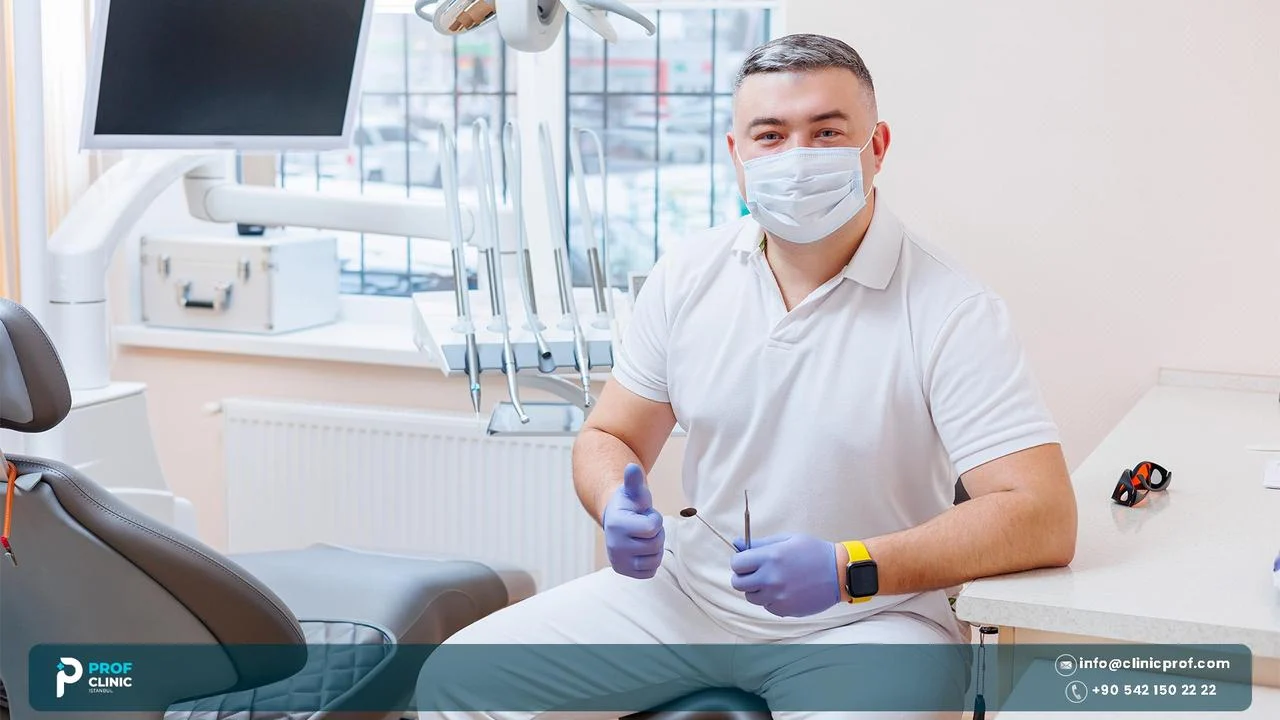 طبيب أسنان مبتسم يرفع إبهامه داخل غرفة العلاج